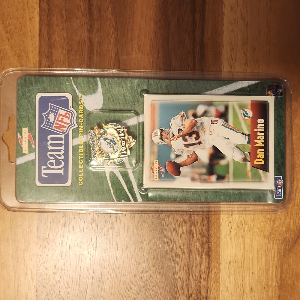 Dan Marino Card and Pin